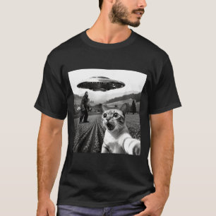 Cat Selfie With Alien Ufo Funny Cat Alien Bigfoot  T-Shirt