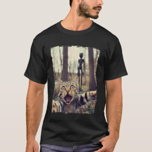 Cat Selfie with Alien UFO Funny Cat Gifts for Men T-Shirt