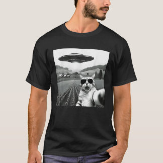 Cat Selfie With Alien Ufo Funny Cat Gifts For Men  T-Shirt