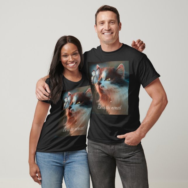 Cat with butterfly on her nose - Be in the moment T-Shirt (Unisex)