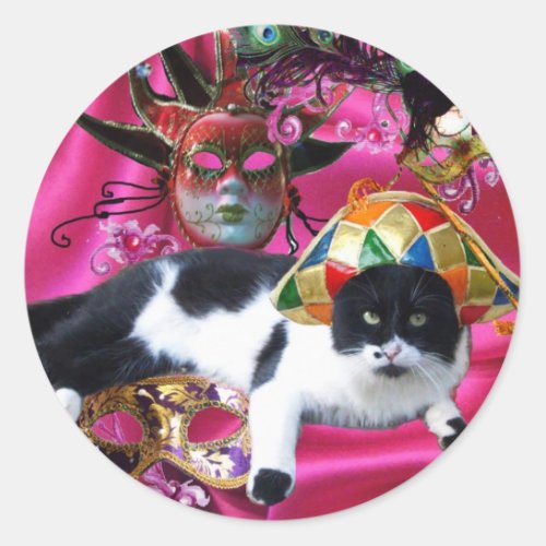 CAT WITH HARLEQUIN HAT AND MASQUERADE PARTY MASKS CLASSIC ROUND STICKER