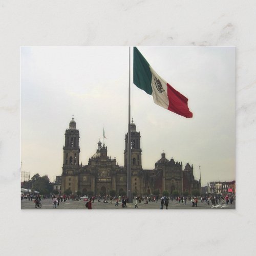 Catedral en el Zocalo del DF con la Bandera Mexica Postcard