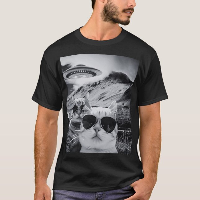 Cats selfie with Alien UFO funny cat gifts for men T-Shirt (Front)