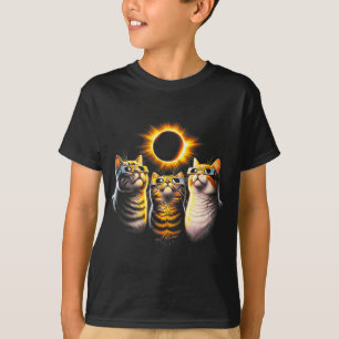 Cats Wearing Solar Eclipse Gles Looking At Moon  T-Shirt