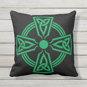 Green Celtic Knot Outdoor Pillows Cushions Zazzle Green Celtic Knot Outdoor Pillows