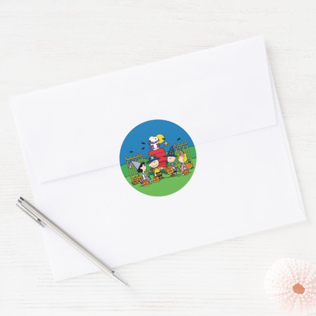 Charlie Brown and Gang Halloween Classic Round Sticker (Envelope)