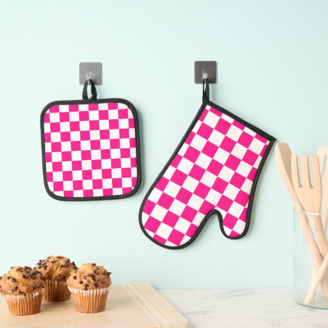 Checkered squares hot pink white geometric retro oven mitt & pot holder set (Insitu(Hanging))
