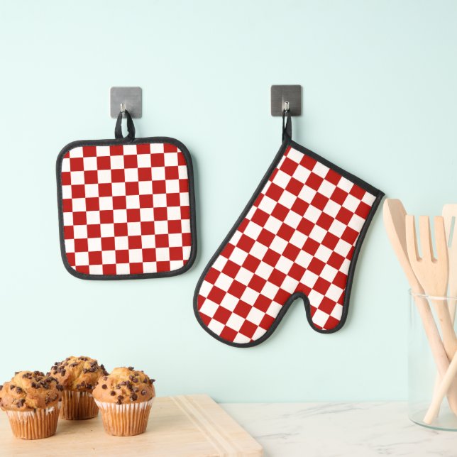 Checkered squares red white geometric retro oven mitt & pot holder set (Insitu(Hanging))