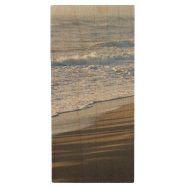 Checking The Shoreline Wood USB Flash Drive Checking The Shoreline Wood USB Flash Drive