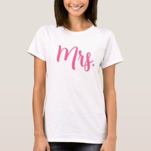 Chic Mrs. T-Shirt in Pink Modern Script