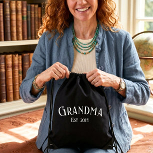 Chic New Grandma Established Custom Name Year Drawstring Bag