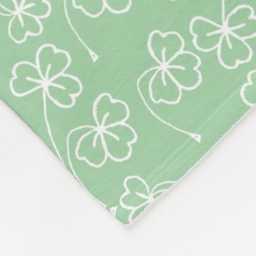 Chic Shamrocks White Outlines Green Fleece Blanket