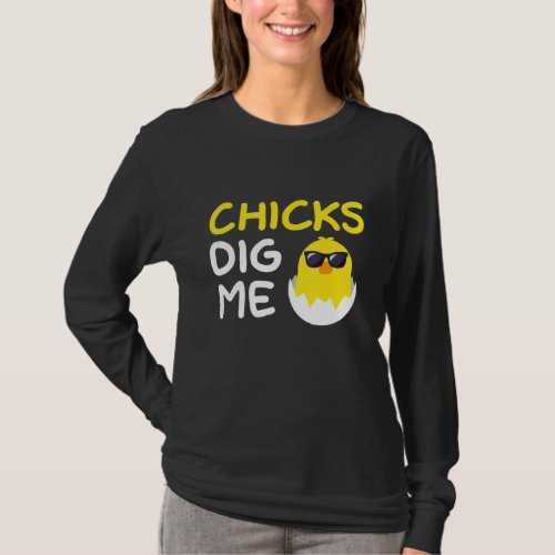 Chicks Dig Me Easter Pun Cool Chicken Egg Hunt T_Shirt