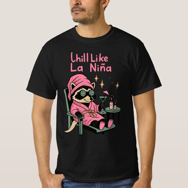 Chill Like La Niña Raccoon | Funny Relaxed Animal T-Shirt (Front)