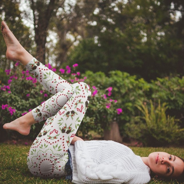 Christmas Holly Berry Greenery Leggings Festive Wi (Christmas pattern with pine cones, greenery, and red berries, leggings)