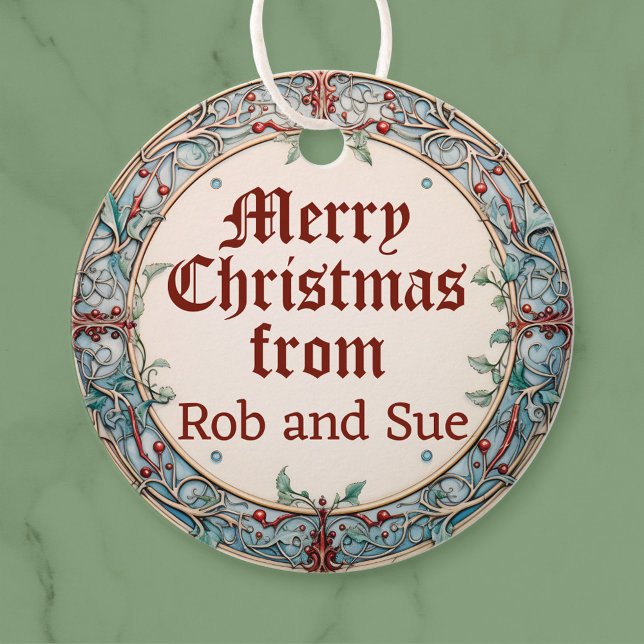 Christmas Wreath  Favor Tags (A Christmas wreath gift tag with personalised names is shown.)