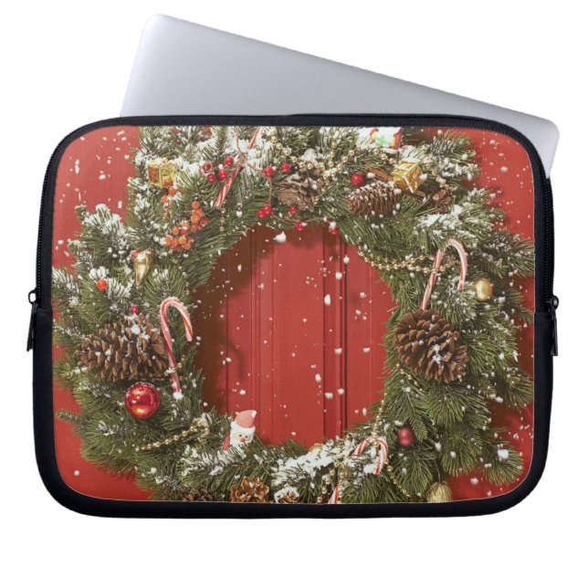 Christmas wreath hanging on a door laptop sleeve (Front)