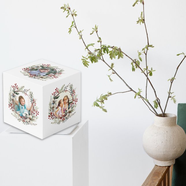 Christmas wreath, white flowers, berries photo cu cube (Creator Uploaded)