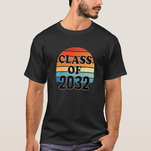 Class Of 2032 Senior Graduate Retro Graduation   T-Shirt (Front)