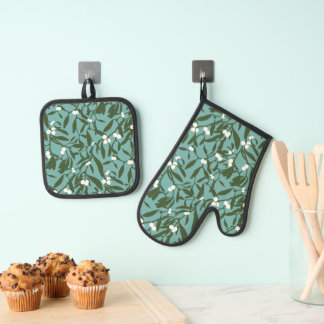 Classic Christmas Mistletoe in Blue and White Oven Mitt & Pot Holder Set