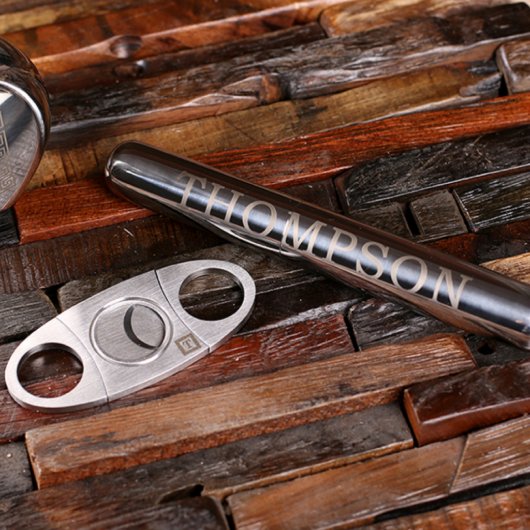Classic Cigar Gift Set: Holder, Cutter & Flask (Detail)