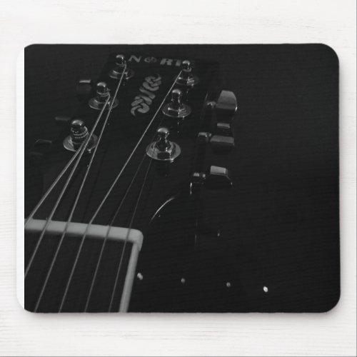Clavijero de guitarra en blanco y negro mouse pad