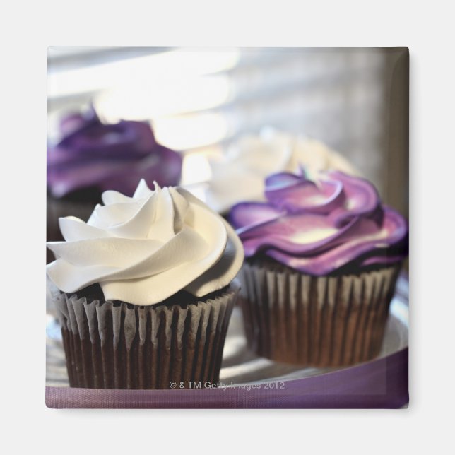 Close-up of cupcakes with selective focus on magnet (Front)