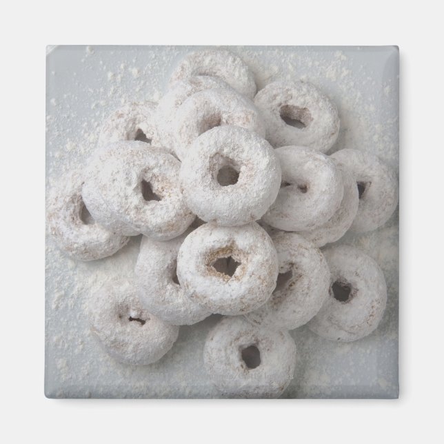 Close-up of powdered doughnuts in a plate magnet (Front)