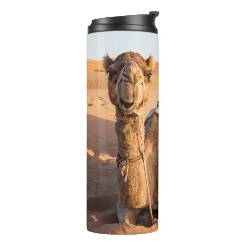 Close_up on funny camel in Oman Wahiba desert Thermal Tumbler