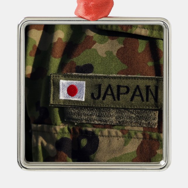 Close-up view 2 metal ornament (Front)