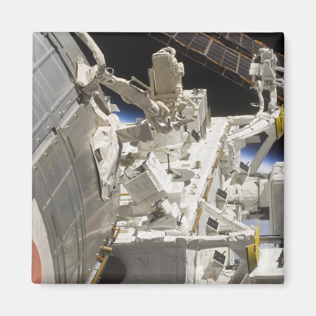 Close-up view of components magnet (Front)