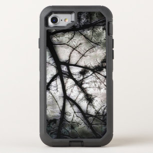 Closing In OtterBox Defender iPhone SE/8/7 Case