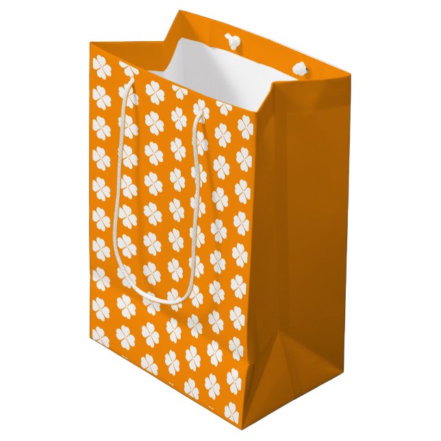 Clover flavored gift bag (Front Angled)