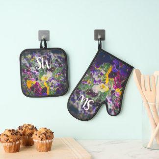 Colorful pansies in bloom in the country garden oven mitt & pot holder set