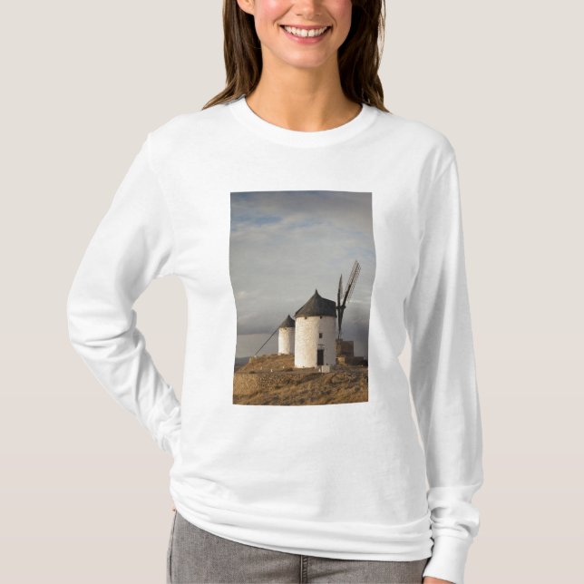 Consuegra, antique La Mancha windmills T-Shirt (Front)