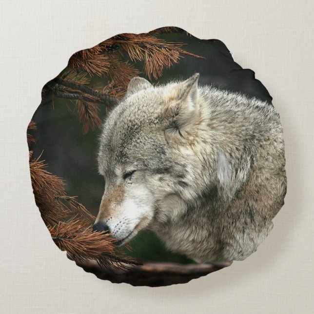 Contemplative timber wolf round pillow (Back)