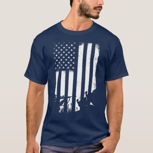 Cool Distressed Vintage USA Flag Turkey Hunting  T_Shirt