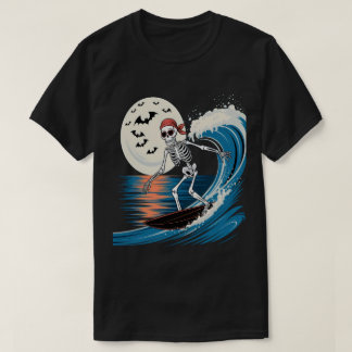 Cool Skeleton Surfing at Night – Halloween Beach T-Shirt