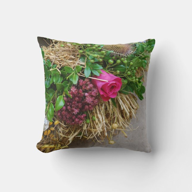 Cottage garden, Rosalinde Throw Pillow (Front)