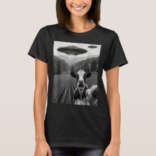 Cow Selfie with Alien UFO Funny Cow Farmer Men T-Shirt