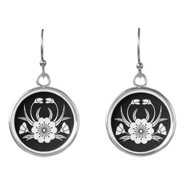 Crab-shaped cherry blossom earrings (Front)