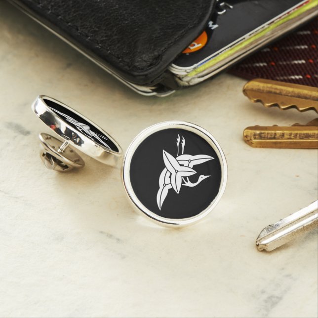 Crane-shaped arrowhead pin (In Situ)