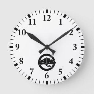 Crane-shaped ginkgo leaf on circle round clock