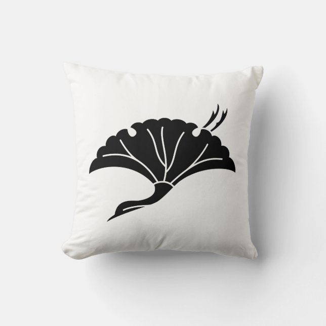 Crane-shaped ginkgo leaf throw pillow (Front)
