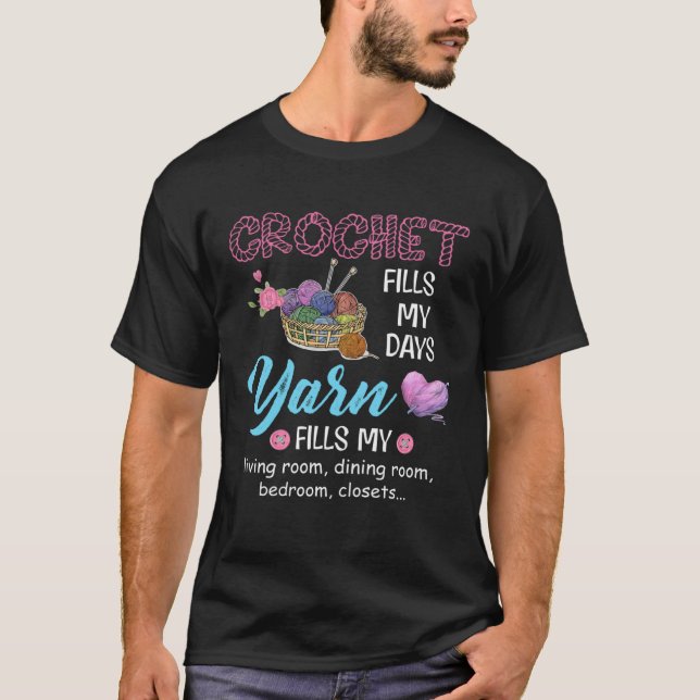 Crochet fills my days yarn fills my living room di T-Shirt (Front)