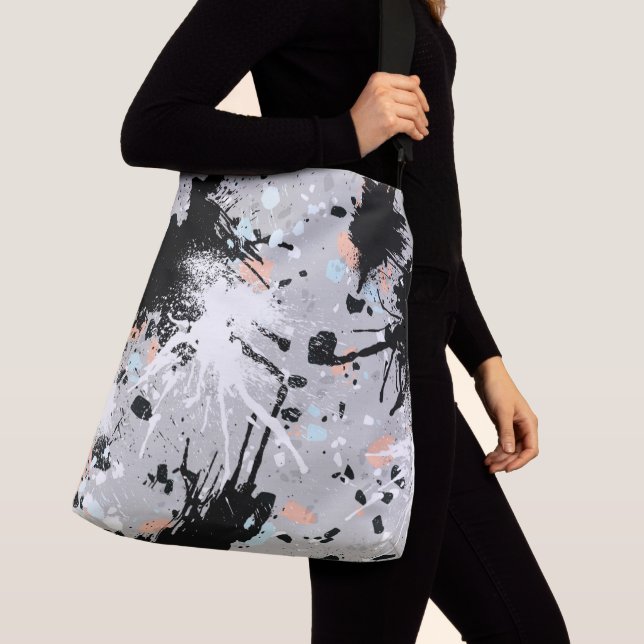 - Cross Body Bag, Medium Crossbody Bag (Close Up)