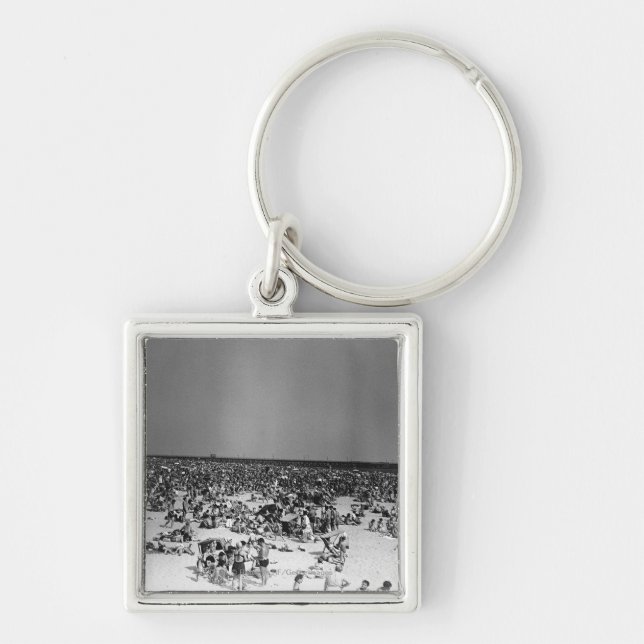 Crowded beach keychain (Front)