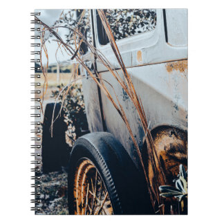 Cuaderno con fotografía de auto antiguo abandonado notebook