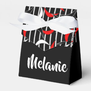 Curve spikes on striped favor boxes