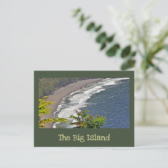 "CURVED BLACK SAND BEACH BELOW WAIPI'O VALLEY LOOK POSTCARD (Standing Front)